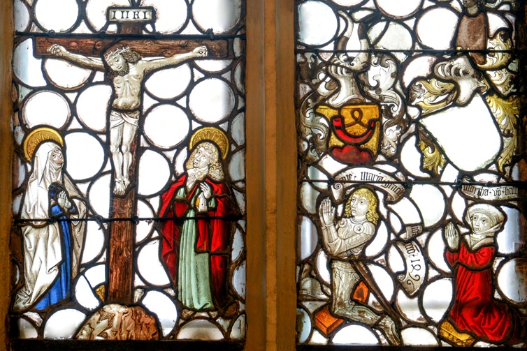 Historische Buntglasfenster in der Seitenkapelle der Notburgakirche