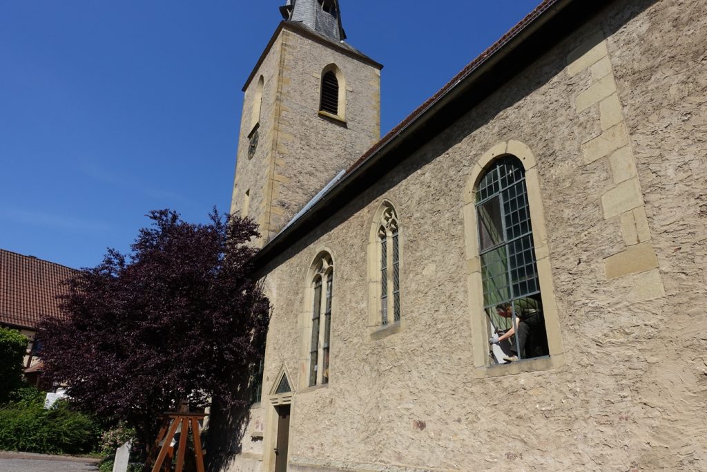 Das neue Buntglasfenster in der Notburgakirche Hochhausen wurden vom Förderverein finanziert. (Foto: C. Bock)