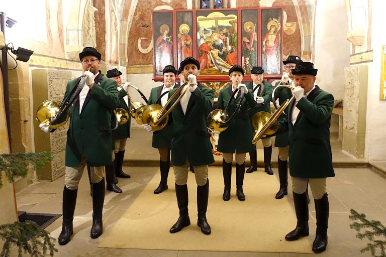 Jagdhornbläser Kleiner Odenwald spielen im Chorraum der Notburgakirche Hochhausen Lieder für die Hubertusmesse. (Foto: C. Bock)